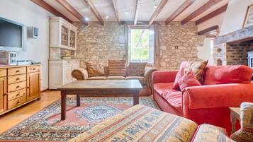 Télévision, cheminée, table de tennis de table