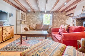 Televisie, een open haard en een tafeltennistafel