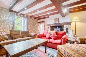 Télévision, cheminée, table de tennis de table