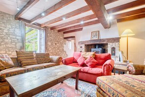 Televisión, chimenea, mesa de ping pong