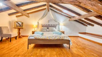 3 bedrooms, iron/ironing board, free WiFi, bed sheets