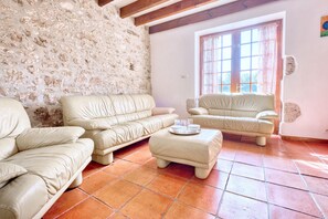 TV, fireplace, ping pong - La Ferme – Family Cottage with Pool and Large Garden near Bergerac (Razac-d'Eymet)