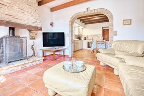 TV, fireplace, ping pong - La Ferme – Family Cottage with Pool and Large Garden near Bergerac (Razac-d'Eymet)
