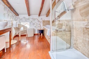 Shower, hair dryer, towels - La Ferme – Family Cottage with Pool and Large Garden near Bergerac (Razac-d'Eymet)