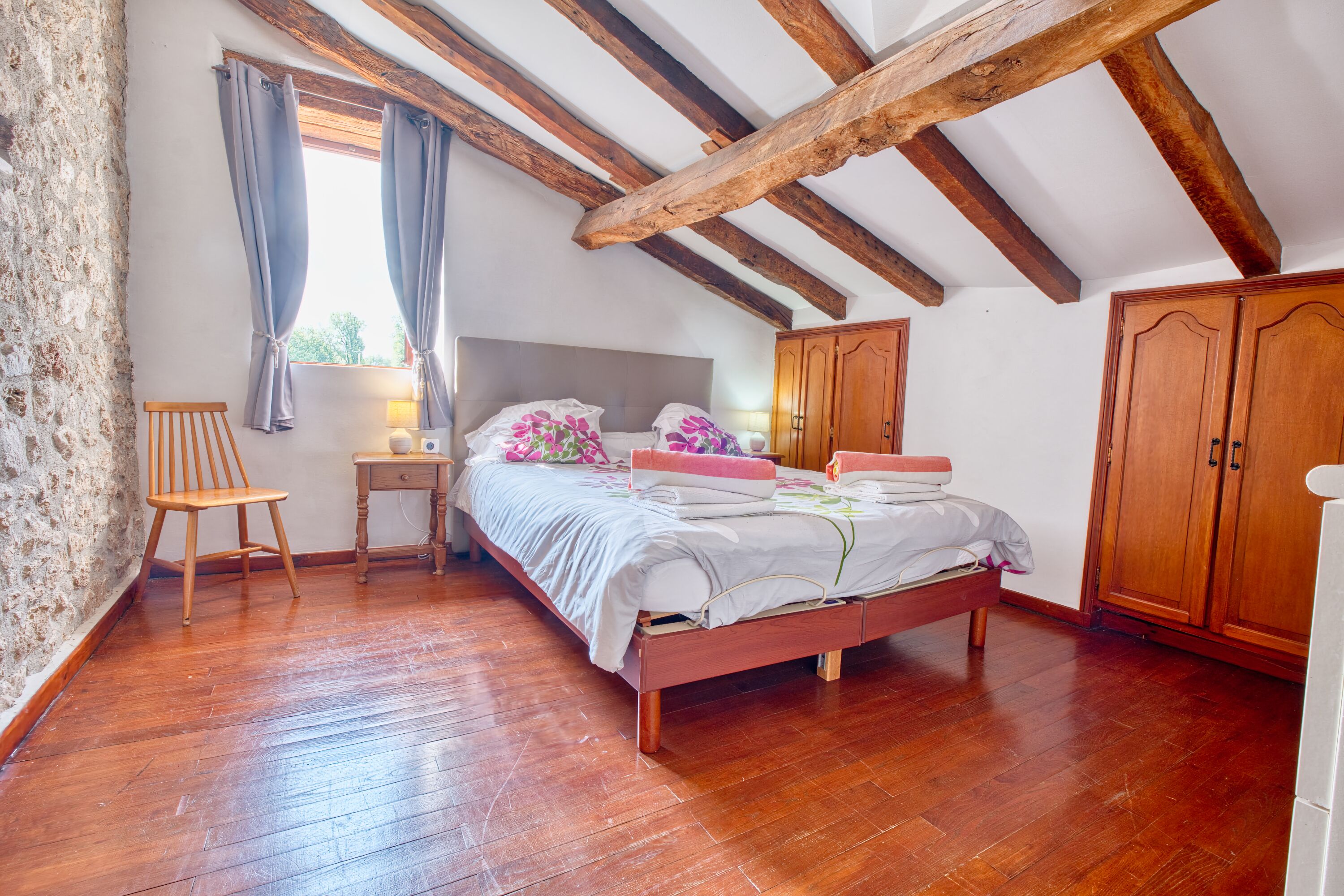 4 bedrooms, iron/ironing board, free WiFi, bed sheets