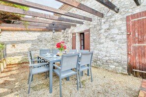 Outdoor dining - La Ferme – Family Cottage with Pool and Large Garden near Bergerac (Razac-d'Eymet)
