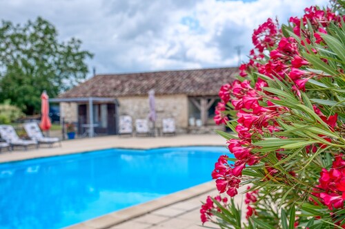 Le Nid – Charming Studio with Shared Pool and Panoramic View of the Dordogne