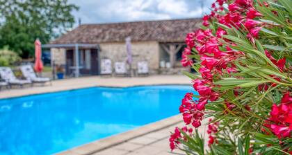Le Nid – Charming Studio with Shared Pool and Panoramic View of the Dordogne