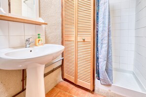 Ducha, secador de pelo, toallas