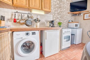 Kylskåp, mikrovågsugn, ugn och spishäll