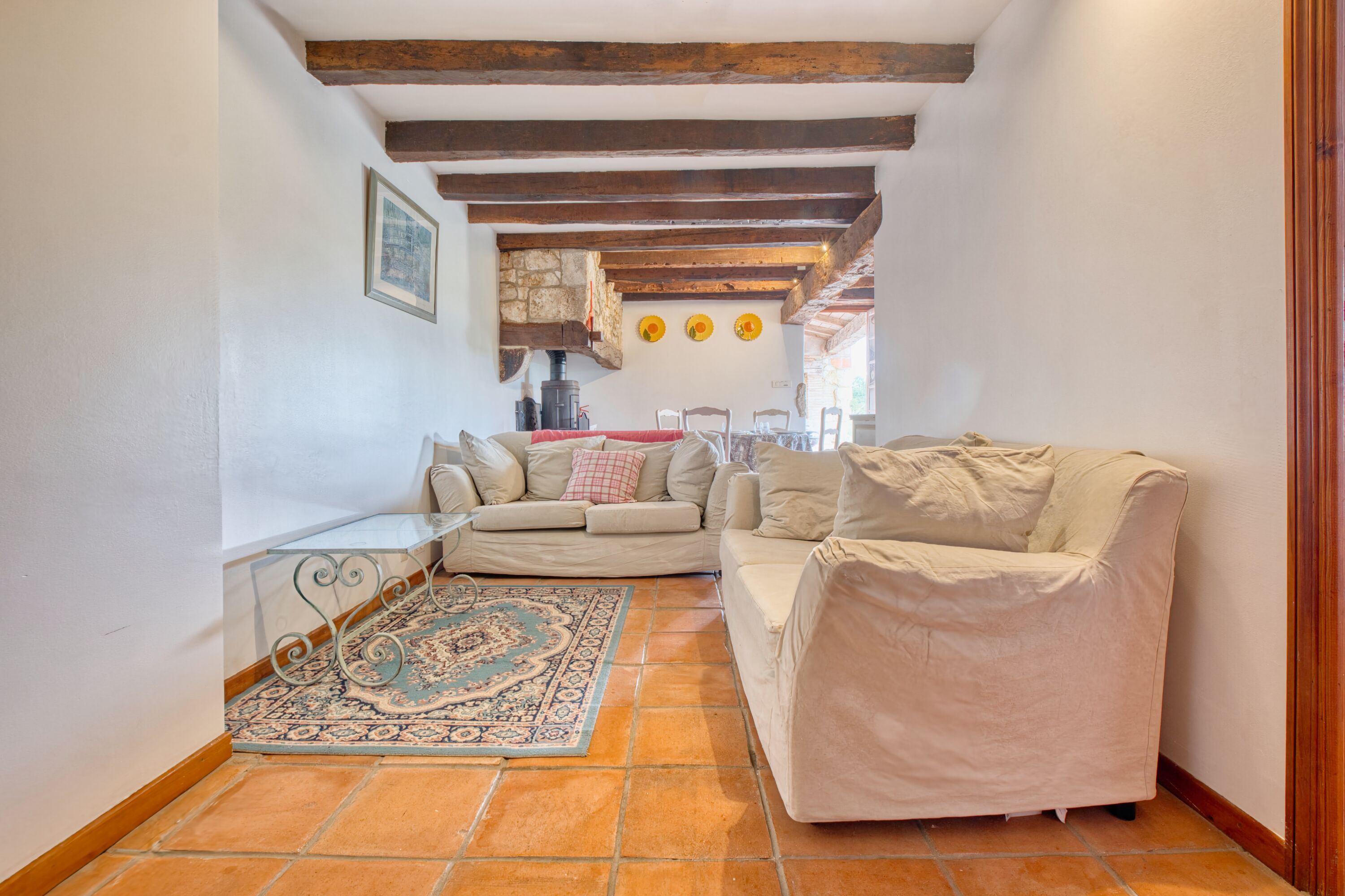 Télévision, cheminée, lecteur de DVD, table de tennis de table