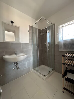 Douche, serviettes fournies