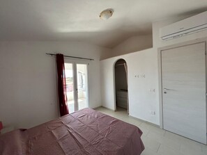 1 chambre, fer et planche à repasser, draps fournis