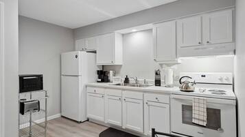 Coffee/tea maker, fridge, microwave, oven