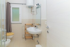 Suihku, hiustenkuivaaja, pyyhkeet