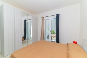 2 quartos, ferros/tábuas de passar roupa, roupa de cama