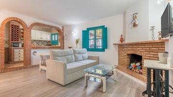 Una televisión, una chimenea