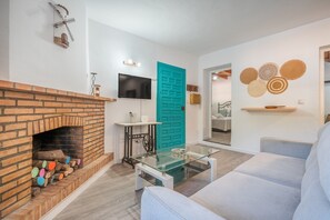 TV, fireplace - Holiday Home 'Adelfas' with Sea View, Wi-Fi and Air Conditioning (Granada)