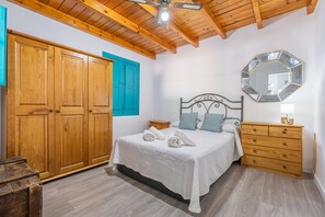 2 bedrooms, iron/ironing board, free WiFi, bed sheets - Holiday Home 'Adelfas' with Sea View, Wi-Fi and Air Conditioning (Granada)