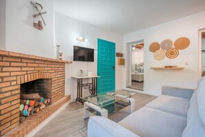 TV, fireplace