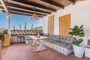 تناول الطعام بالخارج