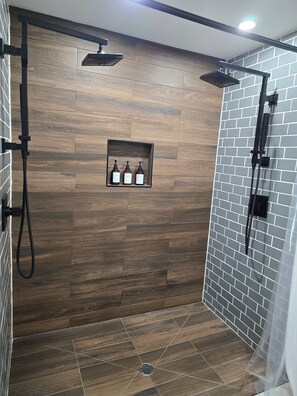 Secadora de cabello, bidet, toallas, jabón 