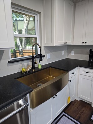 Mikrobølgeovn, ovn, kokeplater og oppvaskmaskin