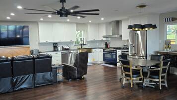 Microondas, horno, placa de cocina y lavavajillas