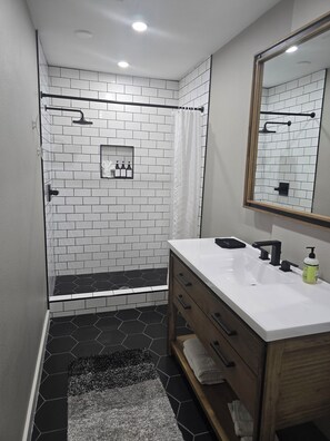 Een haardroger, een bidet, handdoeken, zeep
