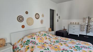 3 quartos, ferros/tábuas de passar roupa, berço de viagem