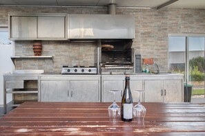 Fridge, microwave, oven, stovetop - Villa 'Praia Azul Beach and Sun' with Sea View, Private Garden and Wi-Fi (Silveira)