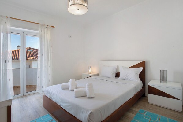 5 bedrooms, iron/ironing board, free WiFi, bed sheets