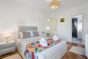 5 bedrooms, iron/ironing board, free WiFi, bed sheets - Villa 'Praia Azul Beach and Sun' with Sea View, Private Garden and Wi-Fi (Silveira)