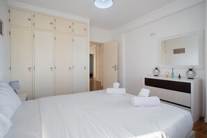 5 bedrooms, iron/ironing board, free WiFi, bed sheets - Villa 'Praia Azul Beach and Sun' with Sea View, Private Garden and Wi-Fi (Silveira)