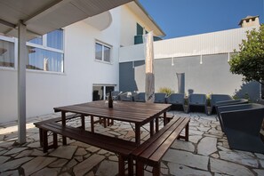 Outdoor dining - Villa 'Praia Azul Beach and Sun' with Sea View, Private Garden and Wi-Fi (Silveira)