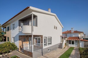 Exterior - Villa 'Praia Azul Beach and Sun' with Sea View, Private Garden and Wi-Fi (Silveira)