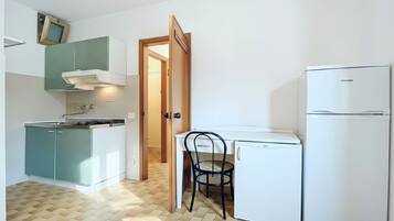 Kühlschrank, Herdplatte, Kochgeschirr/Geschirr/Besteck