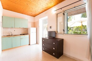 Kühlschrank, Herdplatte, Kochgeschirr/Geschirr/Besteck