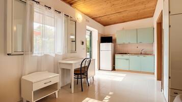 Kylskåp, spishäll och grytor/köksredskap