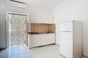 Refrigerador, placa de cocina, utensilios de cocina