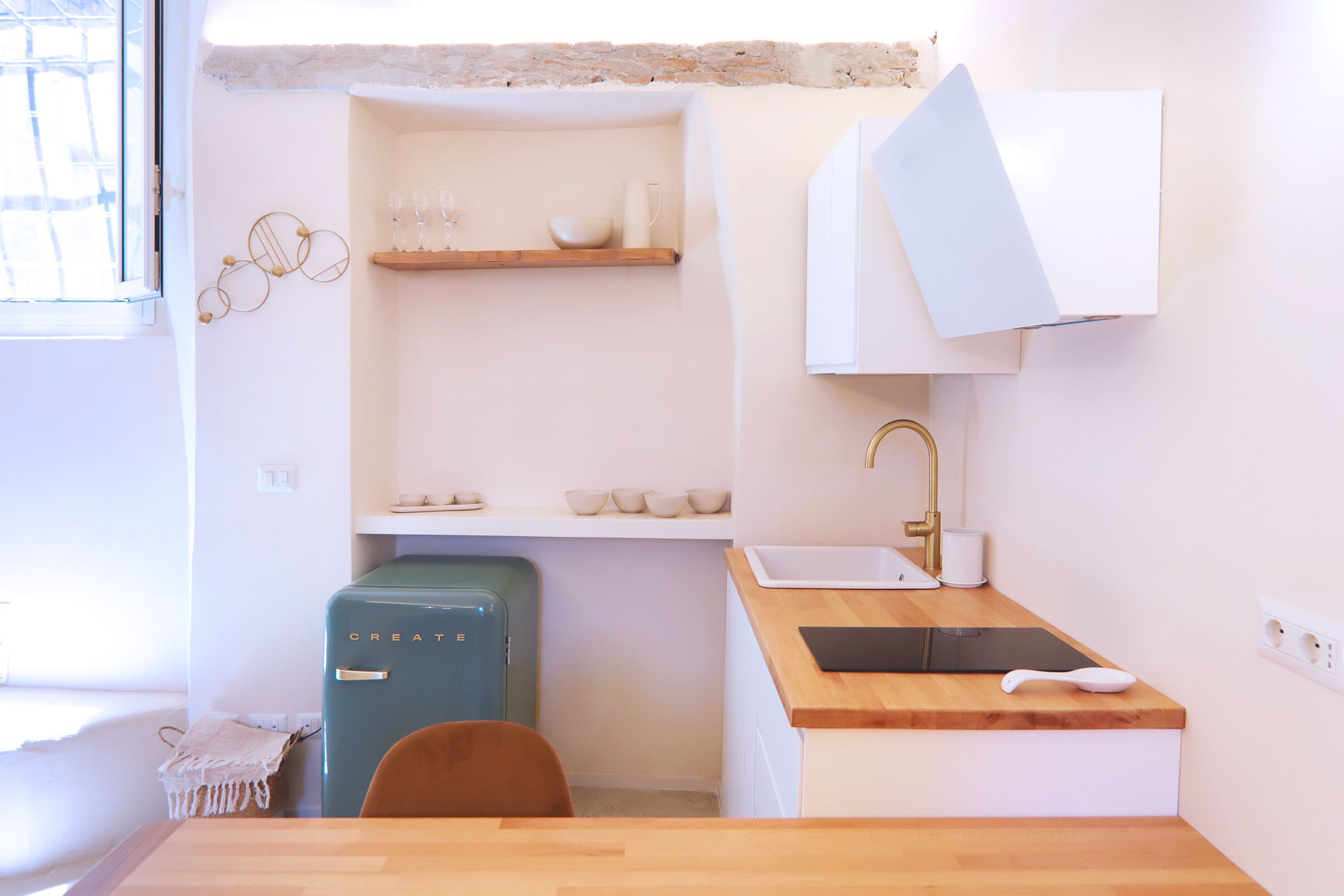 Kühlschrank, Herdplatte, Kochgeschirr/Geschirr/Besteck, Gewürze