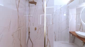 Secador de pelo, toallas, jabón, papel higiénico
