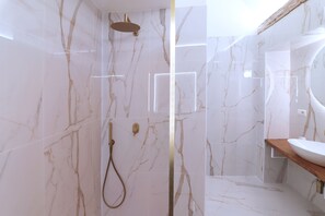 Secador de cabelo, toalhas de banho, sabonete, papel higiênico