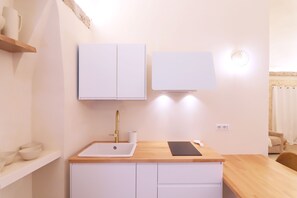 Refrigerador, parrilla de estufa, utensilios de cocina y condimentos 