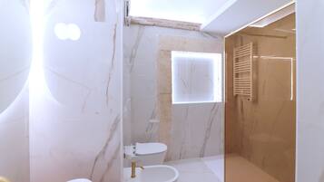 Sèche-cheveux, serviettes fournies, savon, papier toilette