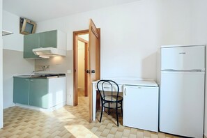 ثلاجة، موقد طهي مسطح، مستلزمات طهي/أطباق/أوعية