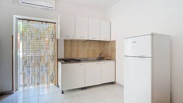 Kühlschrank, Herdplatte, Kochgeschirr/Geschirr/Besteck