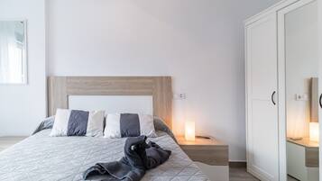 Tabla de planchar con plancha, wifi gratis, ropa de cama