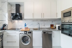 Private kitchen - Apartment 'Sol Luxury Céntrico' with Balcony and Wi-Fi (Suances)