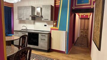 KĂŒhlschrank, Mikrowelle, Herdplatte, Wasserkocher